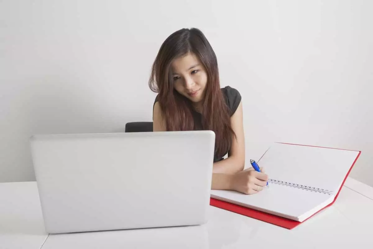 woman doing a credit dispute